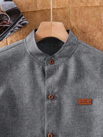 SHEIN 1 قطعة قميص كاجوال اللون الأزرق الأملس بياقة عمودية بأكمام قصيرة مناسب للشباب ذو اللياقة في الربيع والصيف