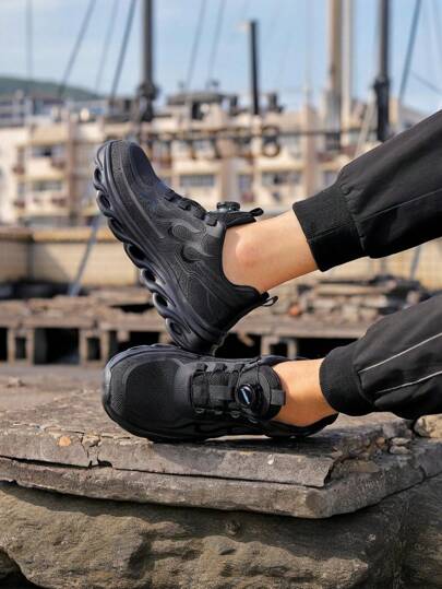 زوج واحد من أحذية السلامة ذات أطراف فولاذية للرجال للصيف، خفيفة الوزن ومريحة، مقاومة للانزلاق وقابلة للتنفس وذات حماية من التآكل، حذاء رياضي آمن مضاد للثقب والتحطم مع وسادة مخدة للقدم، مناسب للمواقع الإنشائية والحدائق والمستودعات والإصلاحات اليومية