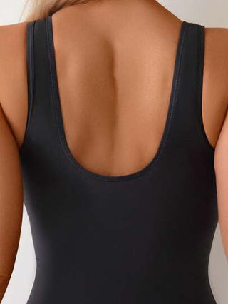 مايوه حريمي قطعة واحدة رومبير قصيرة مطبوعة بنقوش الجرافيتي الملونة بأكمام بلا أكمام لإطلالة صيفية