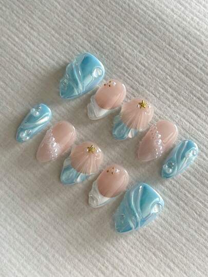 10 قطع أظافر مصنوعة يدويًا باللون الأزرق، قصيرة بشكل لوز، مزينة بتصميم قوقعة ثلاثية الأبعاد باللونين الأزرق والأبيض اللؤلؤي، مناسبة للاستخدام اليومي للفتيات، وللزينة في إجازة البحر، مع غراء جيلي وملف أظافر