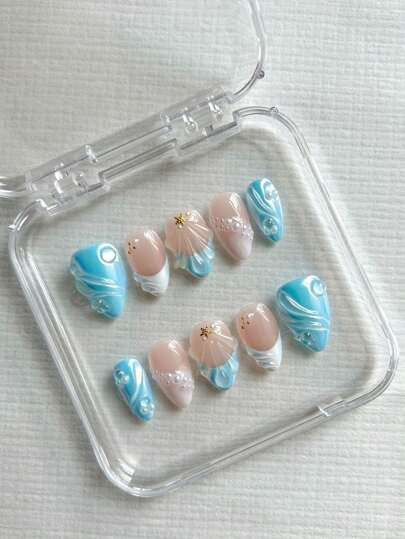 10 قطع أظافر مصنوعة يدويًا باللون الأزرق، قصيرة بشكل لوز، مزينة بتصميم قوقعة ثلاثية الأبعاد باللونين الأزرق والأبيض اللؤلؤي، مناسبة للاستخدام اليومي للفتيات، وللزينة في إجازة البحر، مع غراء جيلي وملف أظافر