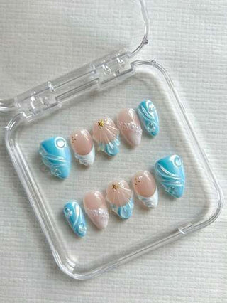 10 قطع أظافر مصنوعة يدويًا باللون الأزرق، قصيرة بشكل لوز، مزينة بتصميم قوقعة ثلاثية الأبعاد باللونين الأزرق والأبيض اللؤلؤي، مناسبة للاستخدام اليومي للفتيات، وللزينة في إجازة البحر، مع غراء جيلي وملف أظافر