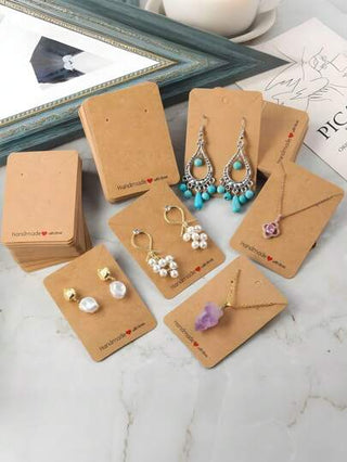 200 قطعة بطاقة تعبئة المجوهرات، بطاقات عرض قلادة أقراط المجوهرات، ورق كرتون تعبئة المجوهرات، بطاقات من ورق الكرافت السميك مصنوعة بحب وأكياس شفافة مجموعة ، مجموعة أكياس عرض المجوهرات، وسوم مقواة بنية عالية الجودة متعددة الاستخدامات، لشماعات الأقراط و تعبئة