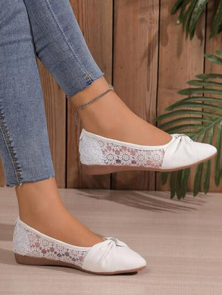 أحذية بناتية أنيقة من الدانتيل سهلة الاخلال، سريعة الارتداء، وحيدة ناعمة وهواءية ، تصميم عصري مريح وأنيق مقاسات كبيرة متعددة الاستخدامات للكاجوال