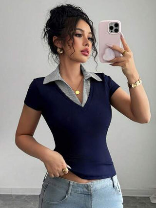 Gloray تي شيرت مناسب للنساء ذو رقبة على شكل V مزين بشريط قصير الأكمام، موديل من قماش مخطط أزرق محبوك ذو مرونة عالية وبتصميم رشيق مناسب للارتداء اليومي والعمل والرحلات في الربيع والصيف