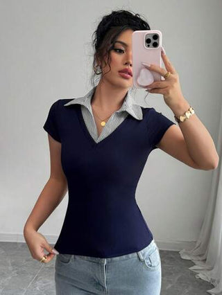 Gloray تي شيرت مناسب للنساء ذو رقبة على شكل V مزين بشريط قصير الأكمام، موديل من قماش مخطط أزرق محبوك ذو مرونة عالية وبتصميم رشيق مناسب للارتداء اليومي والعمل والرحلات في الربيع والصيف