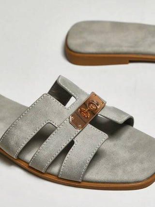 SHUZIA صندل مسطح من الجلد الصناعي (بي يو) ذو تفاصيل خياطة ذهبية فاخرة مع تفاصيل قفل مربعة للنساء - متطور وأنيق وأنيق