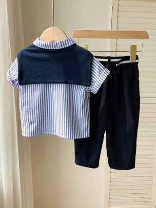 SHEIN مجموعة من 3 قطع للأطفال الصبيان، تتكون من ملابس علوية بولو ذو أكمام قصيرة مخطط، وقميص علوي مع بنطلون أزرق داكن مع حزام وشال، مناسب للاستخدام اليومي والرياضة والحفلات والتصوير وأيام العطلة، مناسب لفصلي الربيع والصيف.