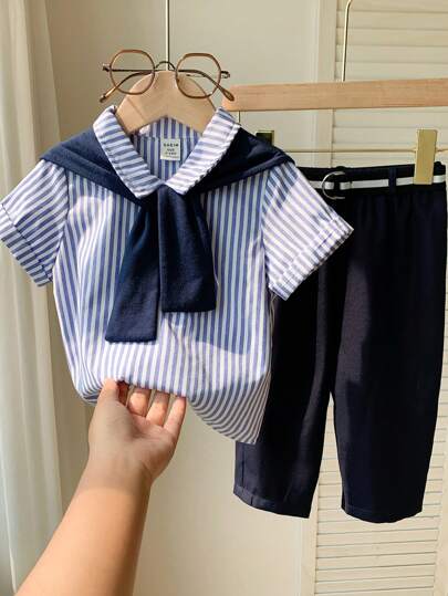 SHEIN مجموعة من 3 قطع للأطفال الصبيان، تتكون من ملابس علوية بولو ذو أكمام قصيرة مخطط، وقميص علوي مع بنطلون أزرق داكن مع حزام وشال، مناسب للاستخدام اليومي والرياضة والحفلات والتصوير وأيام العطلة، مناسب لفصلي الربيع والصيف.