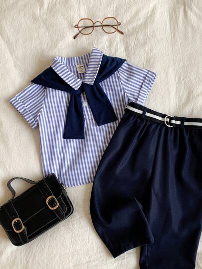 SHEIN مجموعة من 3 قطع للأطفال الصبيان، تتكون من ملابس علوية بولو ذو أكمام قصيرة مخطط، وقميص علوي مع بنطلون أزرق داكن مع حزام وشال، مناسب للاستخدام اليومي والرياضة والحفلات والتصوير وأيام العطلة، مناسب لفصلي الربيع والصيف.