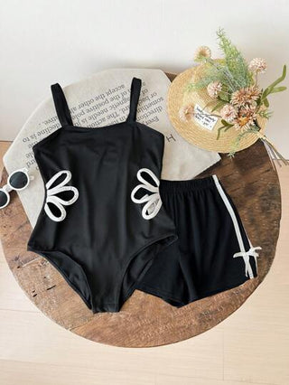 girls-sets مجموعة قطعتين متكونة من جمبسوت قصيرة وشورت مناسبة للفتيات المراهقات، بتصميم مريح وتفاصيل متباينة مع زخرفة وردة جوفاء