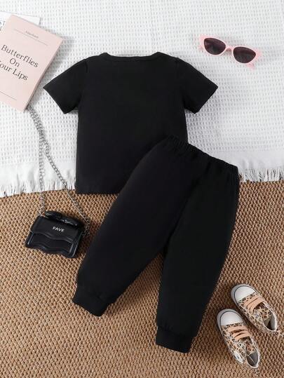 SHEIN طقم ملابس رياضية كاجوال للأطفال الرضع البنات والأولاد، يتكون من تي شيرت أسود بأكمام قصيرة مطبوع عليه "أحب أمي" على الصدر، وبنطال رياضي أسود مطبوع عليه "أحب أبي" على الساق، مناسب لارتداء في عيد الأم والأب واليومي والمدرسة