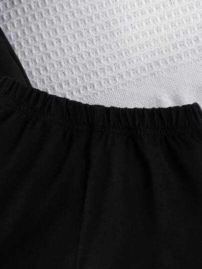 SHEIN طقم ملابس رياضية كاجوال للأطفال الرضع البنات والأولاد، يتكون من تي شيرت أسود بأكمام قصيرة مطبوع عليه "أحب أمي" على الصدر، وبنطال رياضي أسود مطبوع عليه "أحب أبي" على الساق، مناسب لارتداء في عيد الأم والأب واليومي والمدرسة