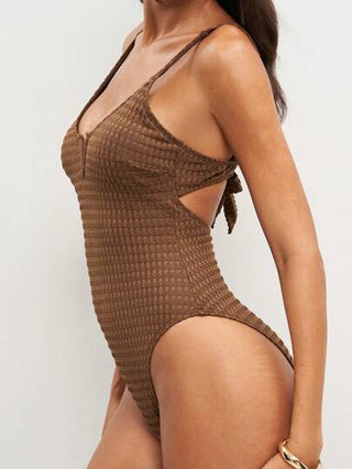 مايوه حريمي قطعة واحدة Swim Basics بذلة سباحة قصيرة لسيدات موديل 2025، منسوجة لون موحد عميقة الصدر، مناسبة للصيف