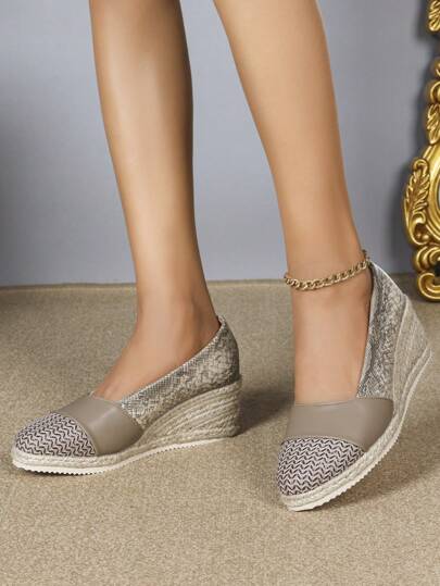 حذاء منصة 2025 للنساء ،ذو إصبع قدم دائري وحشوة القش ، رقبة سهلة الارتداء، كعب منحرف، طراز عالي الكعب أوروبي أمريكي ، صنادل عطلة نهاية الأسبوع أنيقة ومريحة