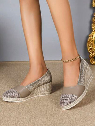 حذاء منصة 2025 للنساء ،ذو إصبع قدم دائري وحشوة القش ، رقبة سهلة الارتداء، كعب منحرف، طراز عالي الكعب أوروبي أمريكي ، صنادل عطلة نهاية الأسبوع أنيقة ومريحة