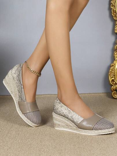 حذاء منصة 2025 للنساء ،ذو إصبع قدم دائري وحشوة القش ، رقبة سهلة الارتداء، كعب منحرف، طراز عالي الكعب أوروبي أمريكي ، صنادل عطلة نهاية الأسبوع أنيقة ومريحة