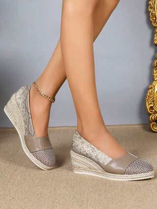 حذاء منصة 2025 للنساء ،ذو إصبع قدم دائري وحشوة القش ، رقبة سهلة الارتداء، كعب منحرف، طراز عالي الكعب أوروبي أمريكي ، صنادل عطلة نهاية الأسبوع أنيقة ومريحة
