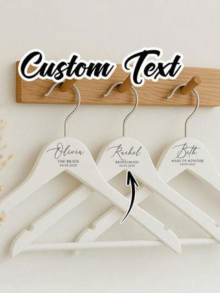 شماعة حفل الزفاف المخصصة والمكتوب عليها باسم العروسين - شماعة الزفاف المخصصة باسم العروس - شماعة الزفاف - شماعة محفورة - شماعة لفستان الزفاف - شماعة مطبوعة بأزهار مخصصة