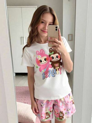 بيجاما طقم بقطعتين - توب أبيض بياقة طاقم وأكمام قصيرة برسومات كارتونية جميلة مع شورت بنفسجي للبنات، ملابس منزلية مريحة وكاجوال