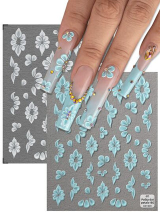 ملصقات أظافر زخرفية مطبوعة باللونين الأزرق والأبيض بتصميم أنيق للبتلات، مزينة بعناصر بارزة مثل الفراشات وأشكال البتلات المفردة، مناسبة ل- DIY للنساء والفتيات كبديل عن المجوهرات الزهرية