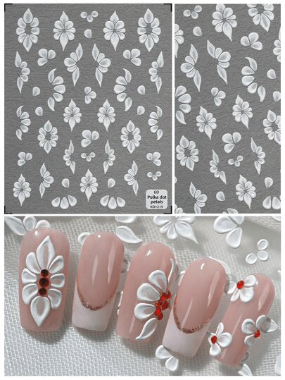 ملصقات أظافر زخرفية مطبوعة باللونين الأزرق والأبيض بتصميم أنيق للبتلات، مزينة بعناصر بارزة مثل الفراشات وأشكال البتلات المفردة، مناسبة ل- DIY للنساء والفتيات كبديل عن المجوهرات الزهرية