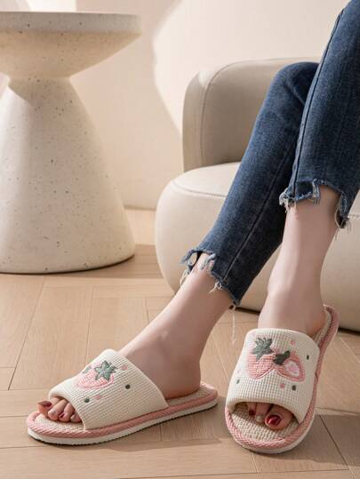 أحذية منزلية نسائية مبطنة بالفليس بتطريز فرولة، مريحة للارتداء في المنزل، مناسبة للخريف والشتاء