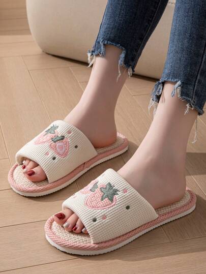 أحذية منزلية نسائية مبطنة بالفليس بتطريز فرولة، مريحة للارتداء في المنزل، مناسبة للخريف والشتاء