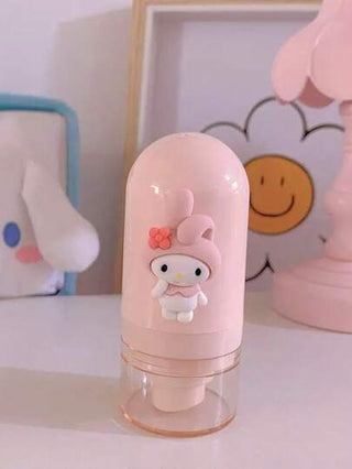 Sanrio زجاجة بلاستيكية سعة 30 مل لتوزيع المستحضرات مع علامة سانريو. هذه الزجاجات المضغوطة فراغيًا والمريحة لتوزيع العينات من مستحضرات التجميل والعناية بالبشرة ومنظفات الوجه مناسبة للسفر والضرورية للرحلات التجارية.