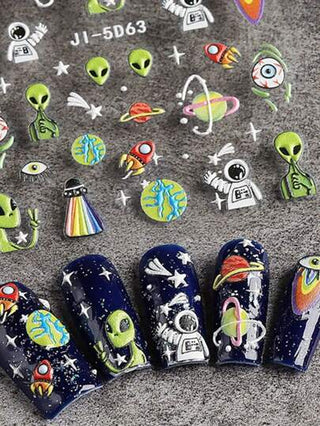 2 قطعة من ملصقات الأظافر بالأبعاد الخمسية (5D) المنقوشة بغرز بارزة على شكل كائن فضائي ، ملصقات أظافر فضائية ثلاثية الأبعاد لاصقة ذاتياً بتصميم نمط أطباق طائرة واشكال فضائية،باللونين الأخضر والأسود بطابع كرتوني خيالي ، تزيين أظافر نسائي