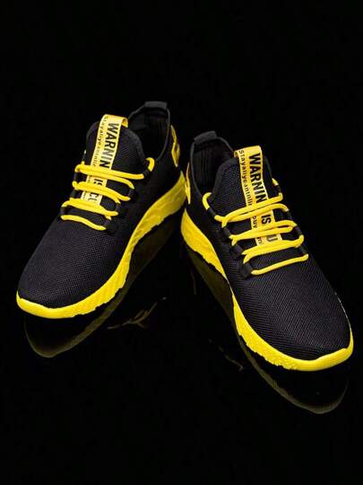 زوج من أحذية الجري الخفيفة المرنة والقابلة للتنفس مع رباطات زخرفية مشبكة أمامية نمط منسوج غير متماثل على الجانبين