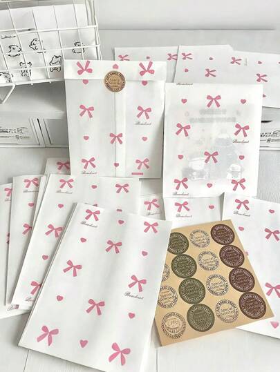 50 قطعة أكياس هدايا بفيونكة ، أكياس ورق كرافت بملصقات عتيقة ذات مقبض بالجملة ، أكياس هدايا حفلات الزفاف وأعياد الميلاد ، أكياس ورق كرافت فاخرة بفيونكة ، خامة تعبئة للبطاقات البريدية ، تصميم أبيض كيوت ، أكياس تغليف هدايا ورق الكرافت بالجملة لحفلات الزفاف و