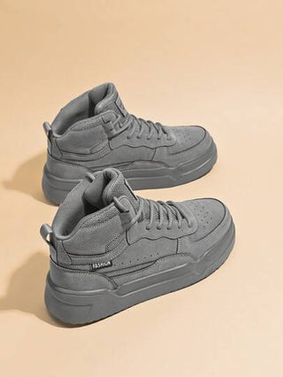 أحذية رياضية كاجوال عصرية عالية الكعب من الجلد الملون الصلب للرجال، مريحة للارتداء اليومي والخارجي والشوارع، تتناسب مع ملابس الشارع الزوجية المسطحة