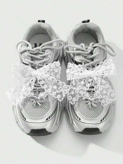 ROMWE Kawaii 4 قطعة / مجموعة من مزينات الأحذية شبكية بيضاء مطرزة فاخرة فاخرة وعملية مع فيونكة شبكية من مادة CCB فضية, مجموعة زخرفية مناسبة للنساء ، الارتداء اليومي ، كهدية