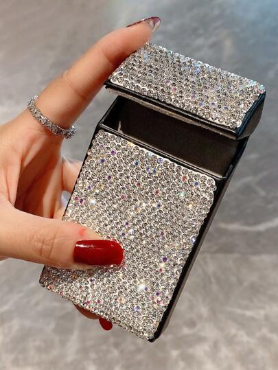 1 علبة سجائر مرصعة بالراين ستون، سعة 20 ، صندوق سجائر ماسي أنيق ، صندوق حفظ ماسي رفيع محمول ،علبة نسائية متميزة للسيارة ، مناسبة للهدايا وديكور الحفلات ، علبة سجائر من الجلد المرصع بالماس ، مناسبة للجنسين