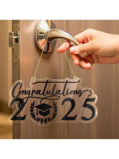 لوحة زخرفية للباب ذات تشطيب مرآوي بطلاء ذهبي، مناسبة لموسم التخرج، مزينة بعبارات عربية مثل "تهنئة على تخرجك". تعتبر خيارًا مثاليًا لاستقبال حفلات التخرج، كما أنها هدية أنيقة للطلاب في موسم التخرج وإكسسوار عصري لحفلات التخرج.
