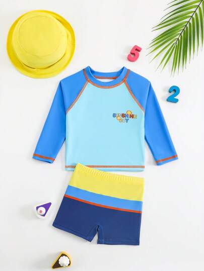 مايوه أولادي سروال سباحة وأعلى بأكمام طويلة مطبوع عليهما حرف بالألوان المتضادة للأطفال الذكور