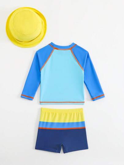 مايوه أولادي سروال سباحة وأعلى بأكمام طويلة مطبوع عليهما حرف بالألوان المتضادة للأطفال الذكور