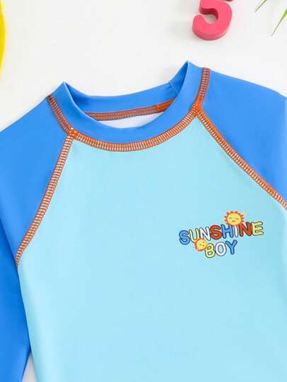مايوه أولادي سروال سباحة وأعلى بأكمام طويلة مطبوع عليهما حرف بالألوان المتضادة للأطفال الذكور