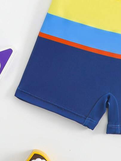 مايوه أولادي سروال سباحة وأعلى بأكمام طويلة مطبوع عليهما حرف بالألوان المتضادة للأطفال الذكور