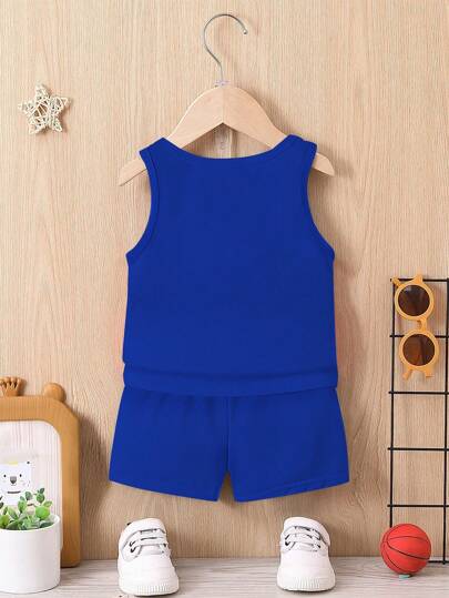 طقم صيفي للأولاد الرضع كاجوال به ملابس علوية بدون أكمام بطبعة الملك وشورت بلون أزرق