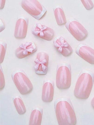 24 قطعة أظافر فرنسية مربعة ذات لون معتدل مع تفاصيل فراشة ثلاثية الأبعاد، سطح لامع، متوسطة الطول، مجموعة تشمل مبراة أظافر ولاصق، هدية مثالية للنساء والفتيات، إمدادات أظافر بالجملة