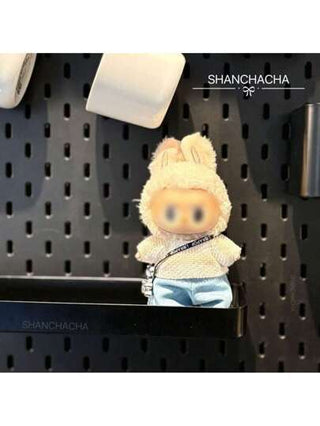 طقم ملحقات وملابس دمية لابوبو ذات قطعة واحدة مصنوعة من قماش مخملي، دمية فينيل بمقاس 17 سم مع تي شيرت كاجوال، وبنطلون، وحقيبة صغيرة للحمل عبر الجسم