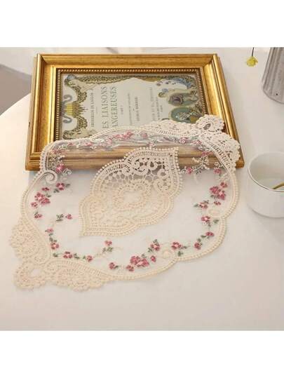 زينة طاولة بقطعة رائعة من الدانتيل البيج مناسبة لديكور الغرفة ووسائل التصوير وزخرفة المكتب