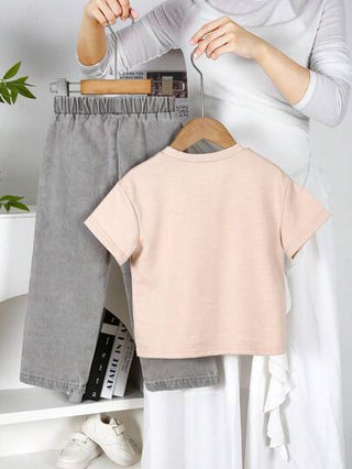 SHEIN مجموعة بمقاس 2 قطعة من ملابس علوية مطبوعة وبنطال جينز حريرية مريحة متنوعة الاستخدامات للأولاد الصغار