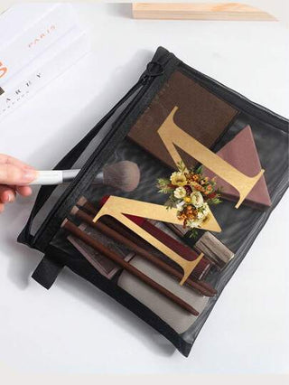 حقيبة مكياج شفافة من الشبكة المعدنية مع طباعة زهرية وأحرف ذهبية، مثالية للصيف. لها طراز وتمكن استخدامها كحافظة أقلام. مجهزة بسحاب إغلاق، هذه الحقيبة قابلة للطي، خفيفة الوزن وتتميز بتصميم مقاوم للبهتان.