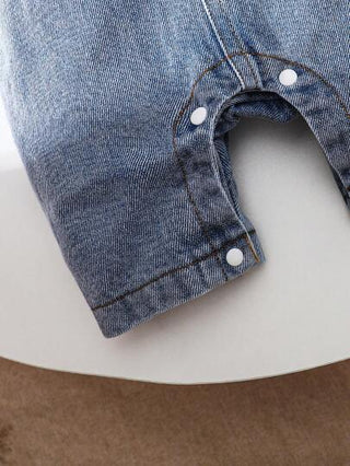 SHEIN بدلة أطفال صبيانية جينز موحدة اللون للصيف مع جيب ورقعة دب