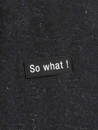 Manfinity Joysei تيشرت كاجوال أسود أثر غسيل مع رقعة كلمة \So What\"، مناسب للصيف، هدية للأصدقاء"