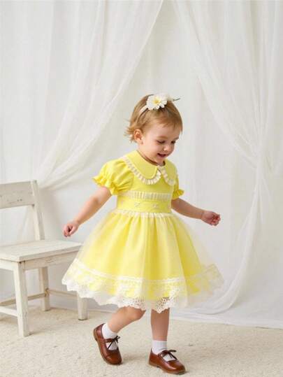 فساتين بيبي Souflis Souflis فستان صيفي للطفلة ذو طراز حلو باللون الأصفر، بأكمام قصيرة وطوق بيتر بان مع تريم من الدانتيل