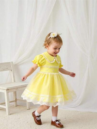 فساتين بيبي Souflis Souflis فستان صيفي للطفلة ذو طراز حلو باللون الأصفر، بأكمام قصيرة وطوق بيتر بان مع تريم من الدانتيل
